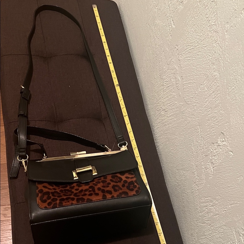 ( 0451) Gianni Bini Black and Leopard Crossbody Bag - Picture 5 of 16